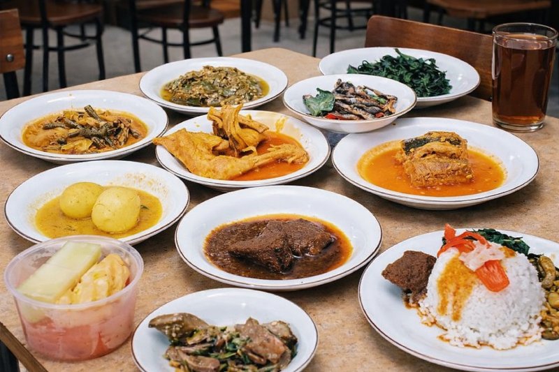 Sajian Aneka Menu Padang di Meja Resto Maharajo